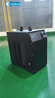 실험실 환경에서 열 분산을 위한 고밀도 방열판 및 네임 팬이 장착된 소형 열전 액체 냉각기