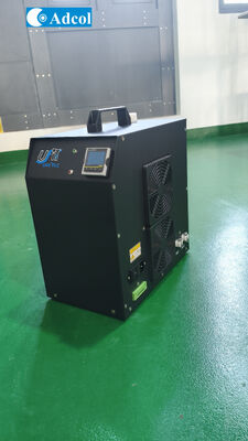 실험실 환경에서 열 분산을 위한 고밀도 방열판 및 네임 팬이 장착된 소형 열전 액체 냉각기